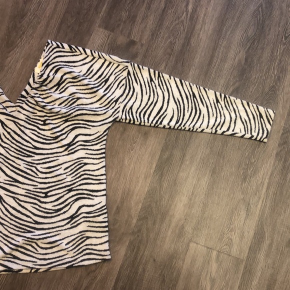Anthropologie (M) Maeve Zebra-Striped V-neck Knit Top - Picture 10 of 12